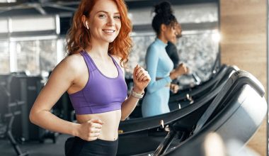 Girl-in-running-on-treadmill-in-gym